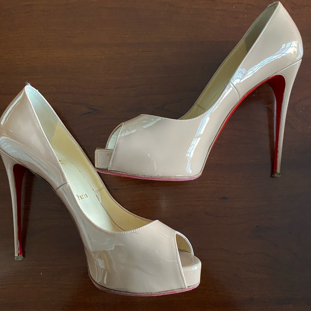 New Very Prive Patent Red Sole Pumps (size 39)